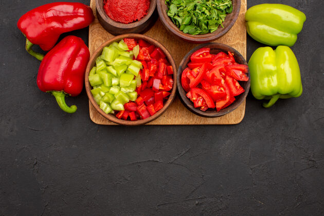 餐顶视图新鲜甜椒和绿色的灰色背景辛辣的热饭沙拉蔬菜西红柿鲜
