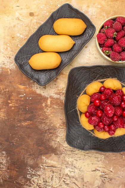 甜点将带有礼品蛋糕的桌子放在混色桌子的垂直视图上多汁农产品水果