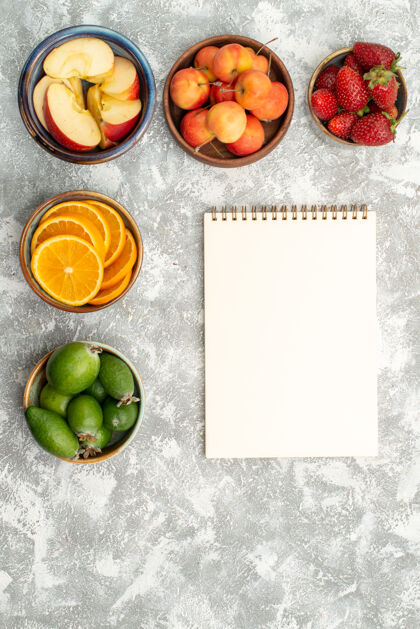 切片俯视切片水果苹果和橘子上的白色背景水果新鲜醇厚的维生素健康苹果肥肉背景