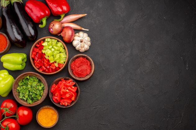 蔬菜顶视图不同的蔬菜新鲜和成熟的调味品和绿色的灰色背景沙拉成熟的健康餐调味品观点绿色