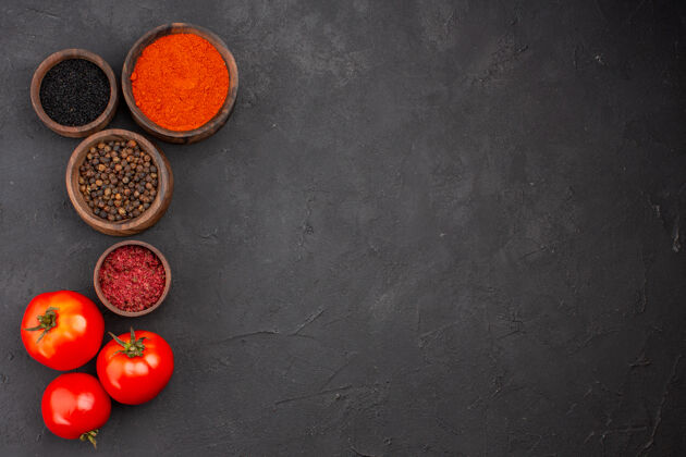 新鲜顶视图不同的调味品 以番茄为灰色背景 辣椒色鲜香颜色顶部不同