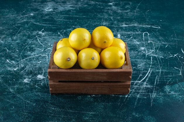 成熟的酸黄柠檬装在木箱里全部酸的有机