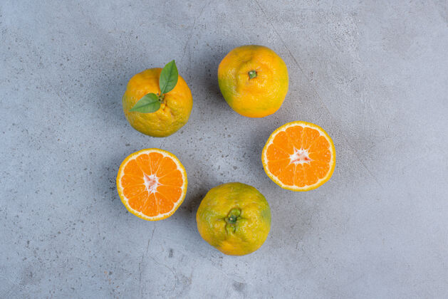 营养在大理石的背景上摆上一片一片的橘子天然新鲜切片