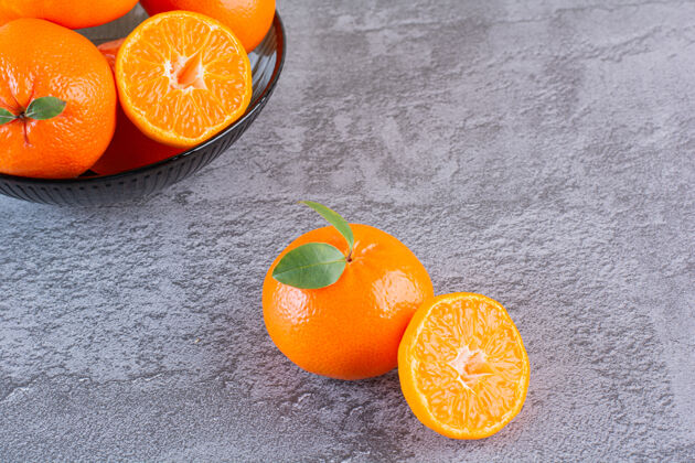 有机灰色的一堆有机橘子的特写照片食品多热带