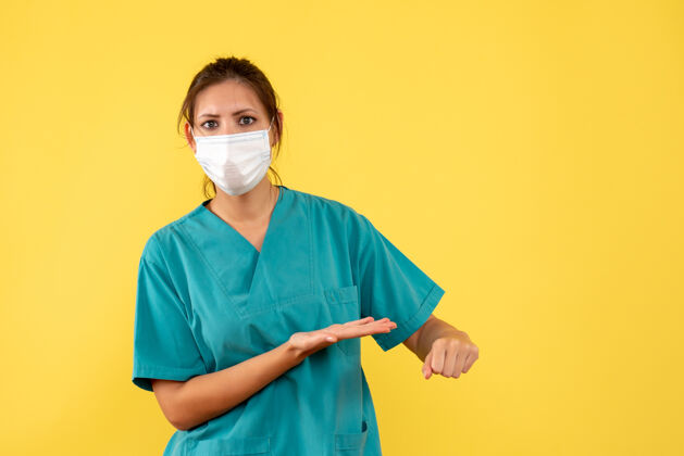 人正面图黄色背景上穿着无菌口罩医用衬衫的女医生衬衫医生专业