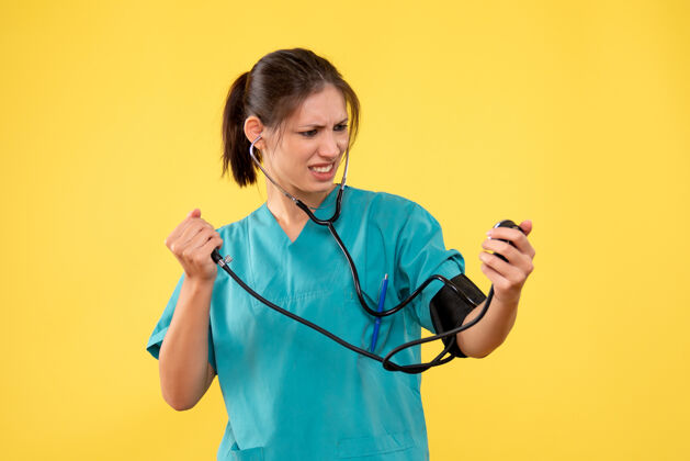 听诊器前视图穿着医用衬衫的女医生正在检查黄色背景上的压力前面情绪视图