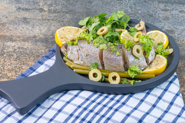 酸把鱼和蔬菜放在木锅上 放在毛巾上泡菜发酵鱼