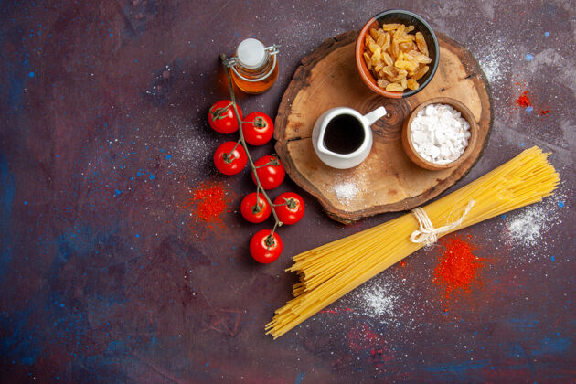新鲜顶视图新鲜红色西红柿深色背景沙拉餐健康食品沙拉背景圆圈