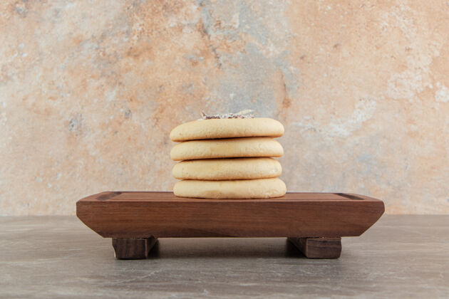 面包房在木板上塞满巧克力的自制饼干糕点美味美味
