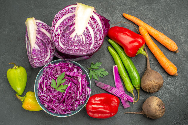 熟的新鲜的红色卷心菜切片俯视图洋葱沙拉蔬菜