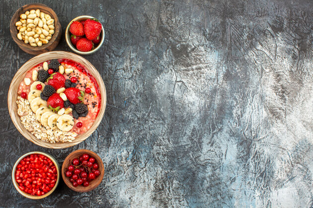 浆果新鲜水果切片的果味慕斯里顶视图新鲜膳食早餐