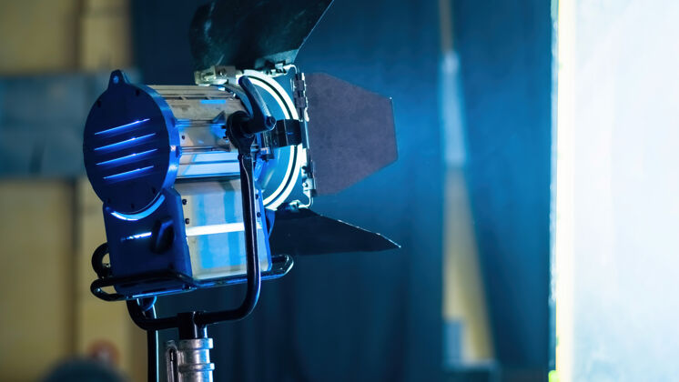 照明专业的灯光设备对电影集的烟雾在空气中工具照明室内