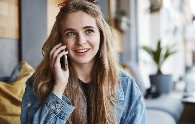 电话自然女孩坐在户外咖啡馆里聊天的画像饮料青年手机