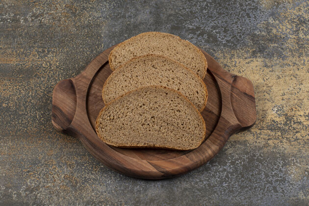 烘焙美味的黑面包片放在木板上糕点切片新鲜