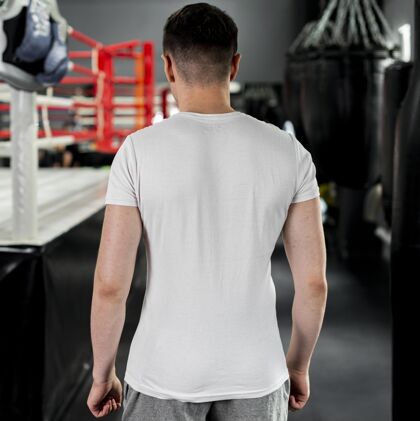 男性穿拳击t恤的男人男人训练运动员