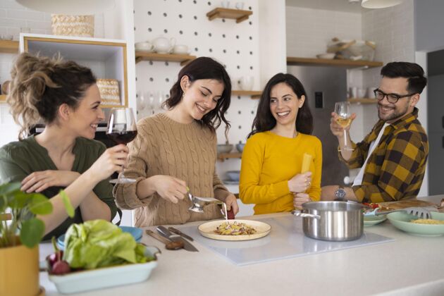 欢呼一群朋友在厨房做饭一起意大利面男人