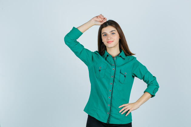 人物美丽的年轻女士手挽着手 头戴绿色衬衫 看起来很自信 正对着前方手持女性自信