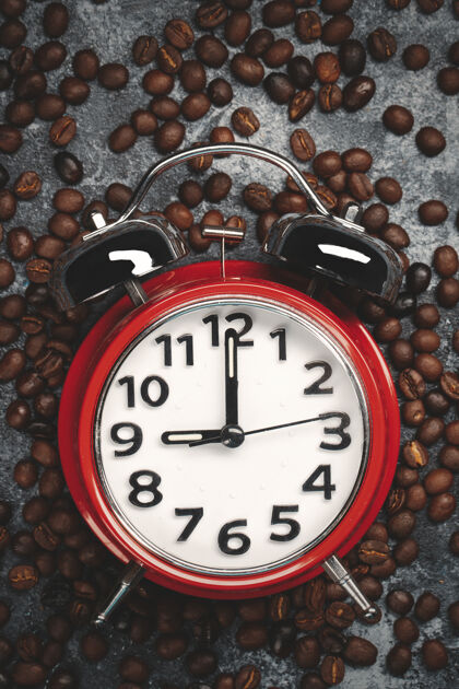 截止日期褐色咖啡籽的顶视图 时钟暗顶部表面小时