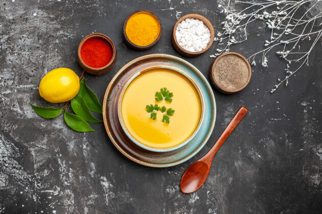 颜色碗里美味南瓜汤的俯视图顺滑南瓜汤美味