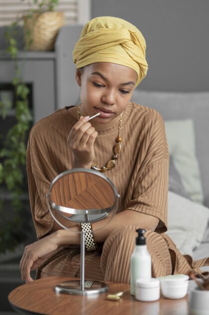 美容沙龙阿拉伯女人用唇膏美容治疗阿拉伯女人物件化妆品产品