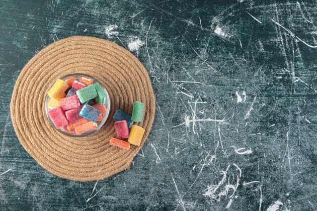五颜六色彩色甘草在圆形玻璃碗放在大理石背景上颜色口香糖形状