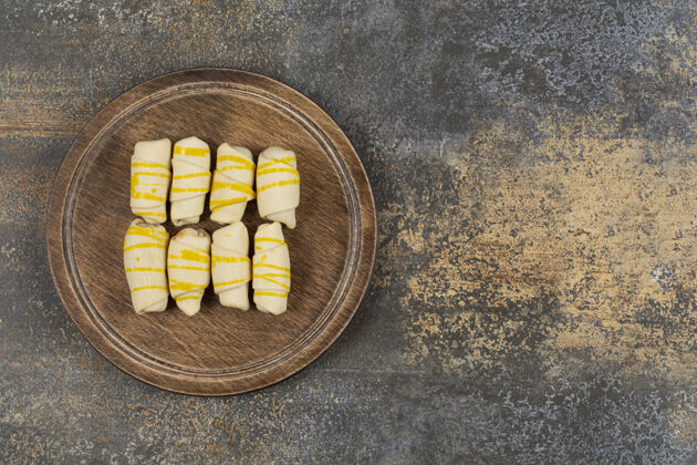 烘焙美味的手工饼干放在木板上自制甜点食品