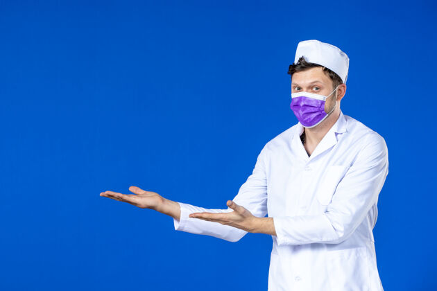 医院身穿医疗服 蓝色面罩的男医生正面图大流行病毒医学