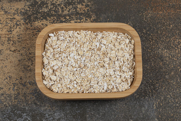 麦片把燕麦片放在木板上有机早餐燕麦