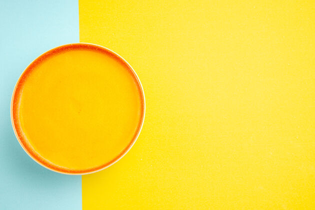 颜色五颜六色背景上的南瓜汤顶视图网球里面圆
