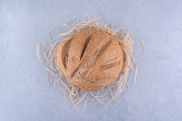 酵母稻草堆在面包下面的大理石表面面包面团面包皮