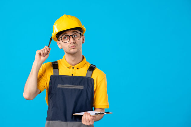 承包商前视图思考男建设者制服与档案说明蓝色工作注意头盔