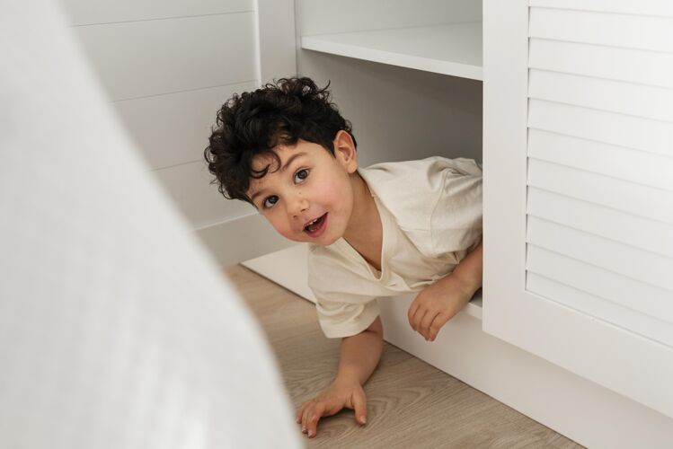 童年可爱的小男孩躲在衣柜里儿子玩耍可爱