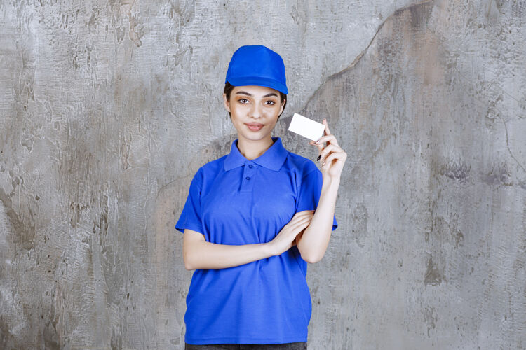 社交身着蓝色制服的女服务人员出示名片年轻人工人模特