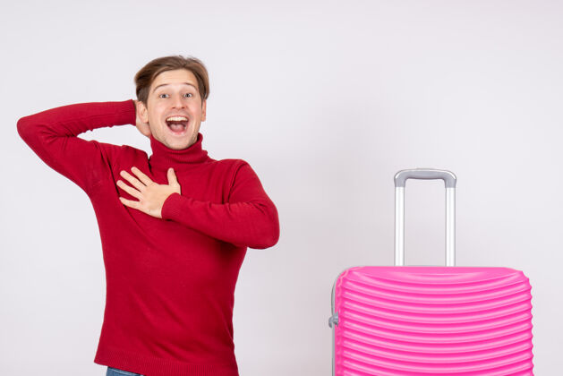 飞行正面图白色背景上带粉色包包的年轻男性情感模型旅行度假航班夏季色彩模型人年轻男性
