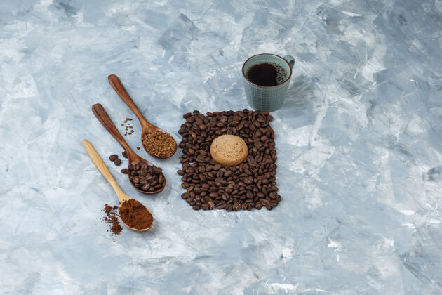 人高角度观看咖啡杯 咖啡豆饼干 速溶咖啡 浅蓝色大理石背景上的木勺咖啡粉水平乐趣大理石马克杯