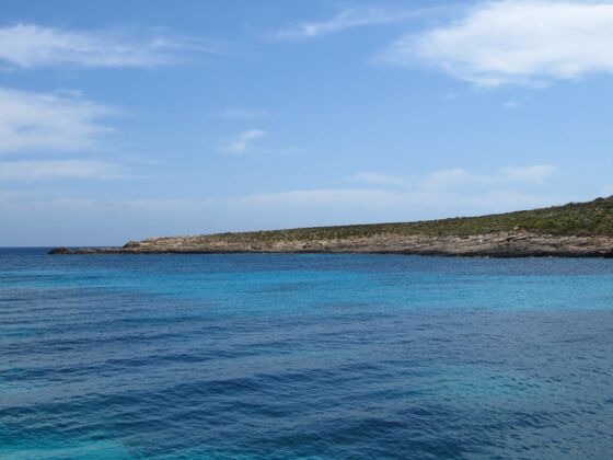 悬崖科米诺海岸线 蓝天下的马耳他清晰风景地质