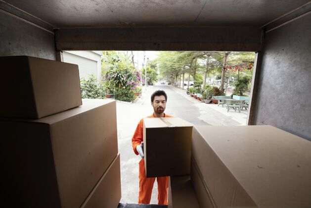 送货生意送货员用包裹箱装车箱子送货员装货