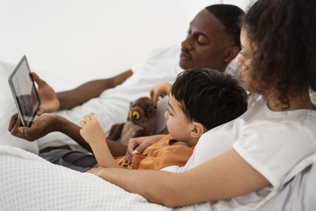 儿子听一个快乐的黑人家庭故事童年黑人快乐的家庭