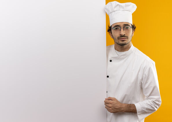 穿着年轻的男厨师穿着厨师制服 戴着白墙眼镜男性年轻海报