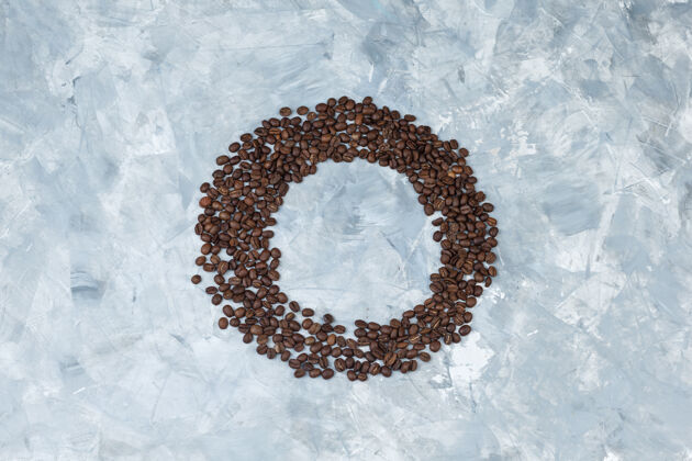 芳香灰色灰泥背景上的咖啡豆平铺自然宏能量
