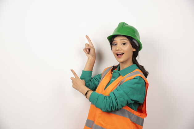 建筑工人身着制服的女工业工程师 戴着白色背景的头盔高质量照片头盔人成年人