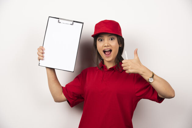 帽子一个穿着红色制服的积极的女人拿着空的剪贴板女性微笑模特