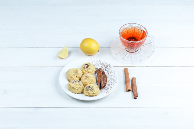 马克杯高角度看饼干 茶与肉桂 柠檬白色木板背景水平桌子春天茶