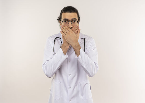 罩子吓得年轻男医生戴着眼镜穿着白袍用听诊器捂着嘴用手光学男性医生