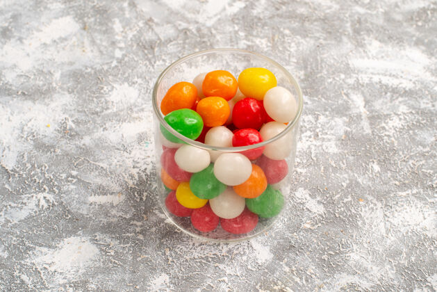 里面前视图彩色糖果内小玻璃上的白色空间果冻糖果小