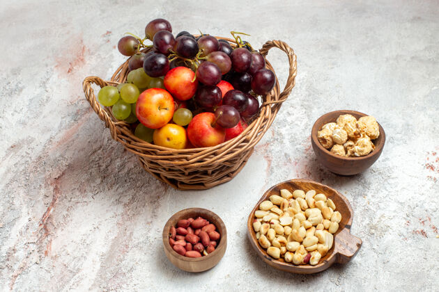 营养前视图白色空间上有新鲜的葡萄和坚果健康饮食新鲜