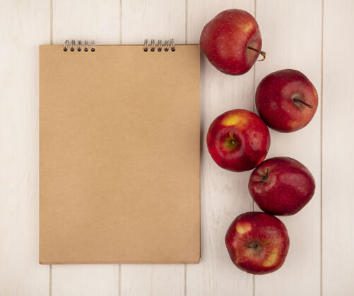 营养顶视图美味的红苹果隔离在白色木制表面与复制空间健康特写美味