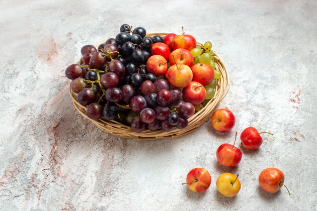 食品正面是新鲜的葡萄和李子在白色空间葡萄醋栗食用水果