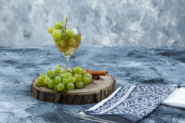 水果顶视图白色葡萄 肉桂 威士忌在木板上 厨房毛巾在深蓝色和浅蓝色大理石背景上水平甜点夏天成熟的