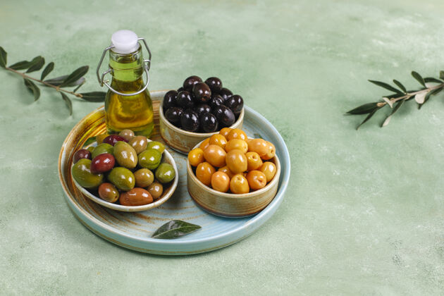 绿色各种绿色和黑色的全橄榄传统烹饪有机